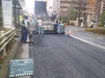 アスファルト舗装敷均し